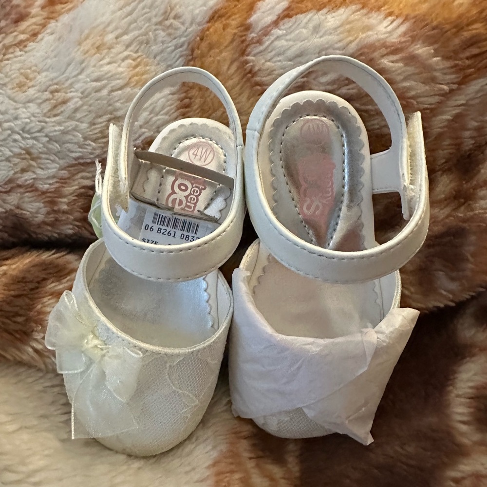 New! Little Girl’s White Sandals (closed toe)/Shoes with Bow (SIZE 4W)